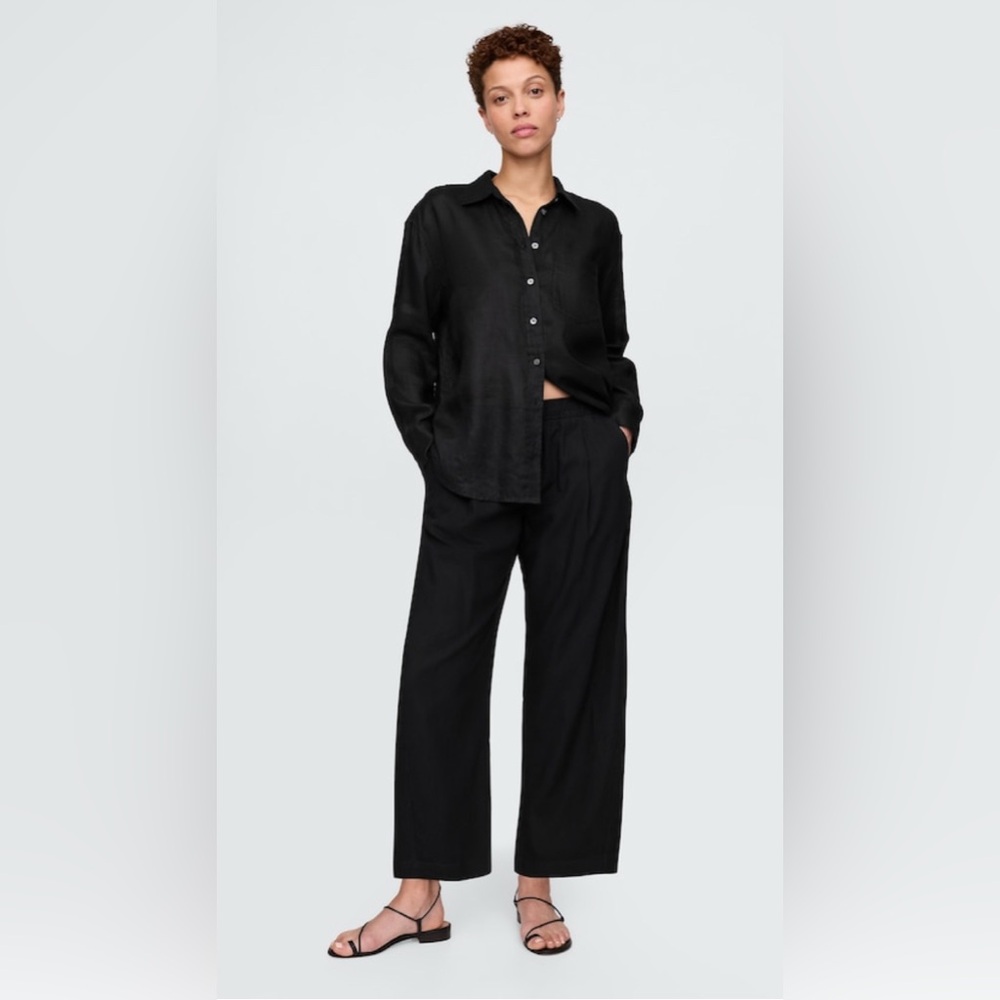 GAP Women's Straight Leg Pants in Black